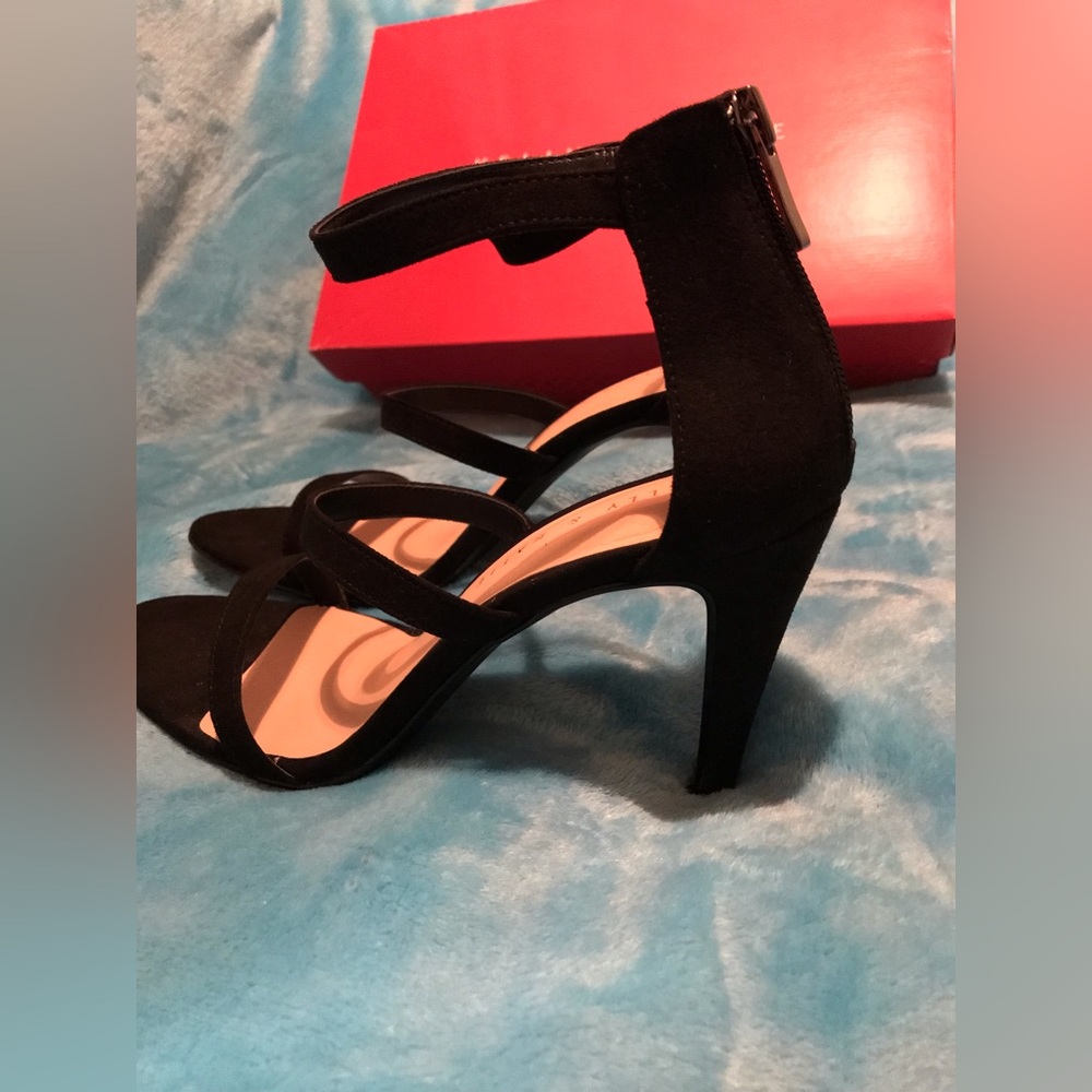 Black heels - Picture 3 of 6